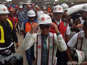 Tampil Kasual, Rini Cek LRT Jabodebek Jelang Uji Coba