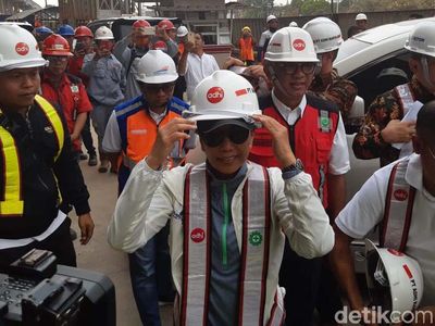 Tampil Kasual, Rini Cek LRT Jabodebek Jelang Uji Coba
