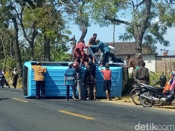Mobil Rombongan Pengantin di Ponorogo Terguling Gara-gara Ban Pecah