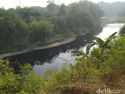 Sungai Cileungsi Jadi Hitam, Warga Keluhkan Bau Menyengat