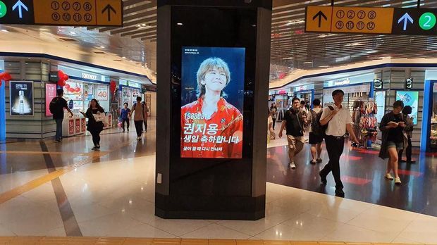 Wajah G-Dragon terpampang di pilar iklan di jalur tranist kereta Gangnam, Seoul