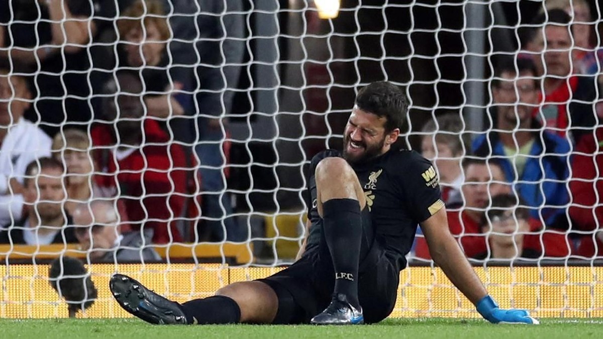 Alisson Becker masih pemulihan usai cedera betis (Carl Recine/Reuters)