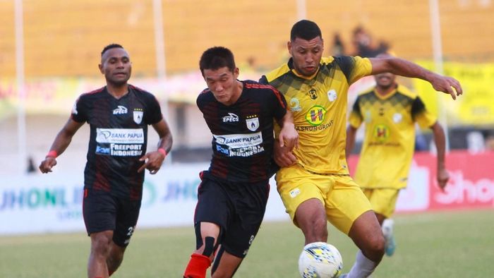 Pemain Barito Putera Lucas Rodrigues Ramos Da Silva (kanan) berebut bola dengan pemain Persipura Jayapura Oh Inkyun (kanan) (Bayu Pratama S/Antara) Pemain Barito Putera Lucas Rodrigues Ramos Da Silva (kanan) berebut bola dengan pemain Persipura Jayapura Oh Inkyun (kanan) (Bayu Pratama S/Antara)