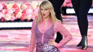 Pakai Baju Pink Transparan, Taylor Swift Rayakan Kehadiran Album Lover