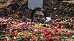Aksi Kubur Diri Tuntut Keadilan Hak Tanah