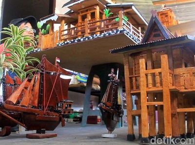Apiknya Limbah Kayu Disulap Jadi Miniatur Rumah Adat hingga Pinisi
