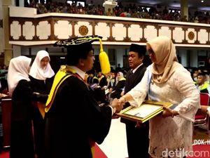 UNS Mewisuda Mahasiswi yang Belum Ikuti Ujian Skripsi, Ini Alasannya