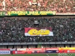 Bonek Serukan Persaudaraan untuk Papua Saat Laga Persebaya Vs Persija