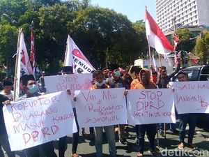 Pelantikan Anggota DPRD Surabaya Diwarnai Aksi Demo