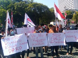 Pelantikan Anggota DPRD Surabaya Diwarnai Aksi Demo