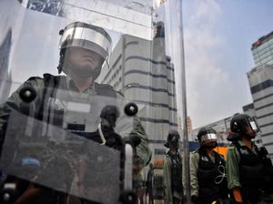 Hong Kong Tegang, Demonstran-Polisi Saling Berhadapan