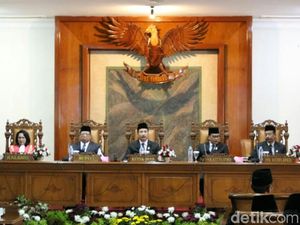 50 Anggota DPRD Tulungagung Dilantik, Tersangka KPK Jadi Ketua Sementara 50 Anggota DPRD Tulungagung Dilantik, Tersangka KPK Jadi Ketua Sementara