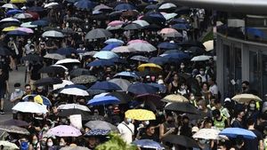 Tegang! Ribuan Demonstran Hong Kong Berhadapan dengan Polisi