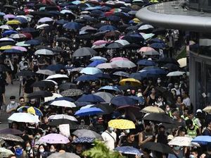 Tegang! Ribuan Demonstran Hong Kong Berhadapan dengan Polisi