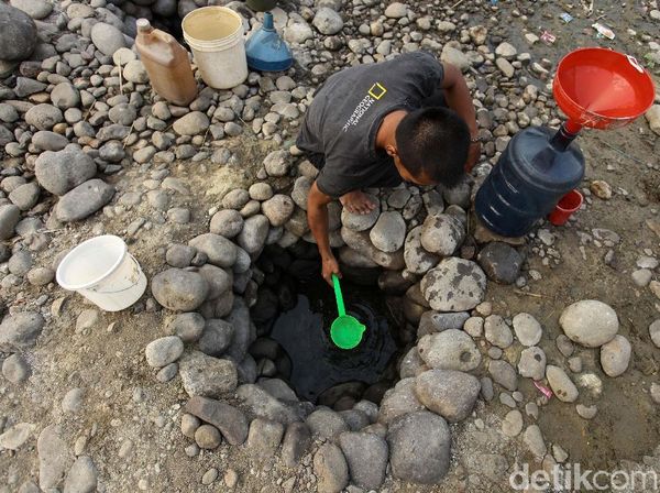 Cibarusah Kekeringan, Warga Ciduk Air Sungai