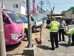Kecelakaan Frontal Libatkan 6 Kendaraan di Pasuruan, Dua Orang Luka