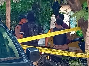 Geledah Rumah Perampok Toko Emas di Madiun, Densus Temukan Berbagai Senjata