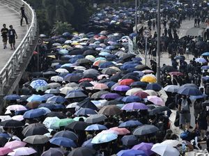 Taksi Terabas Pendemo di Hong Kong, Dua Orang Terluka Taksi Terabas Pendemo di Hong Kong, Dua Orang Terluka