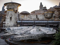 Serunya Menikmati Star Wars Galaxys Edge di Disneyland