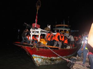 Tim SAR Terpadu Sisir Lokasi Terbakarnya Kapal KM Santika Nusantara