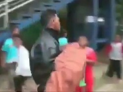 Pilu, Jenazah Digendong Karena Ditolak Pakai Ambulans