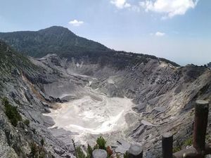 Pedagang Desak PVMBG Turunkan Status Gunung Tangkuban Perahu Pedagang Desak PVMBG Turunkan Status Gunung Tangkuban Perahu
