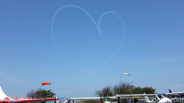 Keren! Tim Jupiter Beratraksi di Langit Bantul Bikin Asap Simbol Hati