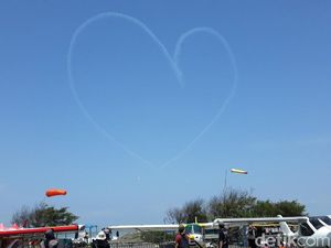 Keren! Tim Jupiter Beratraksi di Langit Bantul Bikin Asap Simbol Hati Keren! Tim Jupiter Beratraksi di Langit Bantul Bikin Asap Simbol Hati