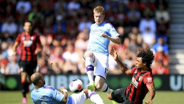 Bournemouth's Nathan Ake, right, battles for the ball with Manchester City's Kyle Walker, left, and Kevin De Bruyne during the English Premier League soccer match between Bournemouth and Manchester City at the Vitality Stadium, Bournemouth, England, Sunday Aug. 25, 2019. (Adam Davy/PA via AP)