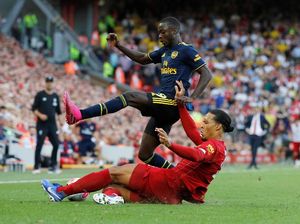 Nicolas Pepe Menembus Ketangguhan Van Dijk