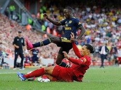 Nicolas Pepe Menembus Ketangguhan Van Dijk