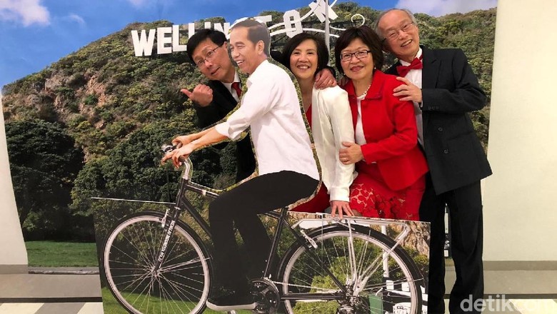 Saat Foto Jokowi Ngontel Jadi Rebutan di Wellington