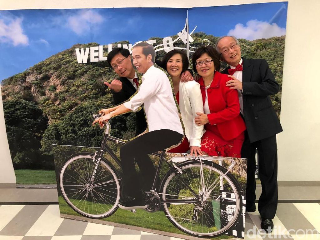 Saat Foto Jokowi Ngontel Jadi Rebutan di Wellington Saat Foto Jokowi Ngontel Jadi Rebutan di Wellington