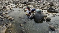 Sulit Air, Warga Cibarusah Nyuci di Sungai Cipamingkis