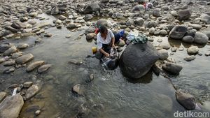 Sulit Air, Warga Cibarusah Nyuci di Sungai Cipamingkis