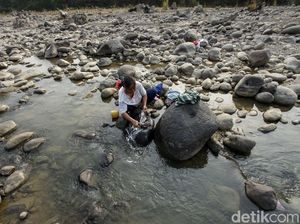 Sulit Air, Warga Cibarusah Nyuci di Sungai Cipamingkis