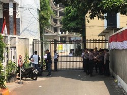 Massa AMPG Pro-Bamsoet Sempat Gembok Gerbang DPP Golkar, Polisi Berjaga