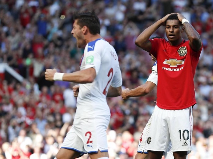 Manchester Uniteds Marcus Rashford, right, reacts after missing a penalty kick during the English Premier League soccer match between Manchester United and Crystal Palace at Old Trafford in Manchester, England Saturday, Aug, 24, 2019. (AP Photo/Alastair Grant)