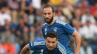 Juventus memainkan trio Cristiano Ronaldo, Gonzalo Higuain serta Douglas Costa di lini depan pada laga ini. Reuters/Alberto Lingria.
