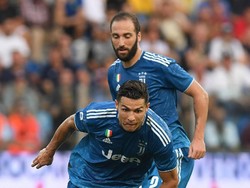 Juventus memainkan trio Cristiano Ronaldo, Gonzalo Higuain serta Douglas Costa di lini depan pada laga ini. Reuters/Alberto Lingria.