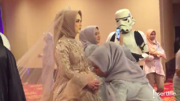Cut Meyriska bersama karakter 'Star Wars'