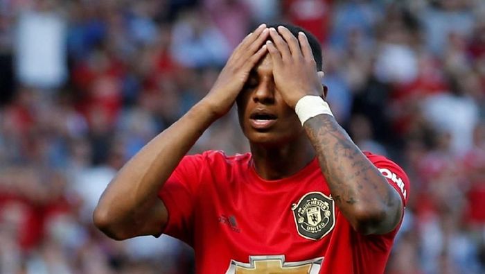 Pemain Manchester United, Marcus Rashford, gagal penalti saat melawan Crystal Palace. MU kalah 1-2 di laga lanjutan Liga Inggris itu. (Foto: Andrew Yates/Reuters)