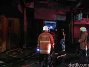 Toko Bangunan di Surabaya Terbakar, Jalan Gunungsari Sempat Ditutup 2 Arah