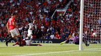 MU kebobolan lagi pada masa injury time. Tendangan Patrick Van Aanholt dari dalam kotak penalti tepat ke arah De Gea, tapi tetap masuk ke gawang. Reuters/Paul Childs.