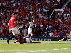 MU kebobolan lagi pada masa injury time. Tendangan Patrick Van Aanholt dari dalam kotak penalti tepat ke arah De Gea, tapi tetap masuk ke gawang. Reuters/Paul Childs.
