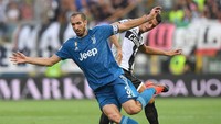 Chiellini berusaha melewati Roberto. Dalam pertandingan ini, Chiellini sukses mencetak satu-satunya gol buat Juventus di menit ke-21. Reuters/Alberto Lingria.