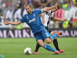 Chiellini berusaha melewati Roberto. Dalam pertandingan ini, Chiellini sukses mencetak satu-satunya gol buat Juventus di menit ke-21. Reuters/Alberto Lingria.