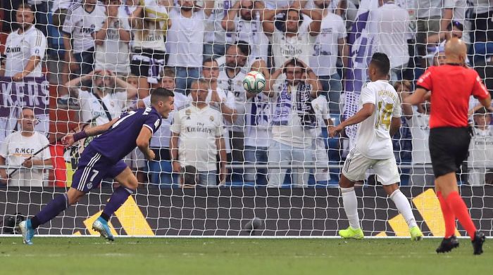 Pemain Real Valladolid, Sergi Guardiola, membatalkan kemenangan Real Madrid. Skor akhir Madrid vs Valladolid 1-1. (Foto: Juan Medina/Reuters)