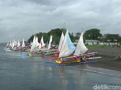 Kemeriahan Lomba Perahu Layar Lintasi Selat Bali