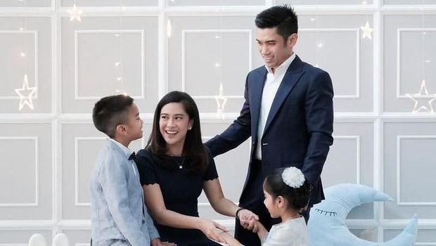 Dian Sastrowardoyo dan keluarga